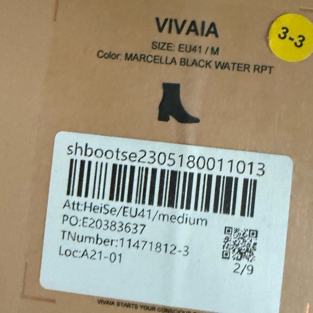 Sleek Black Ankle Boots with Chunky Heel and Side Zipper